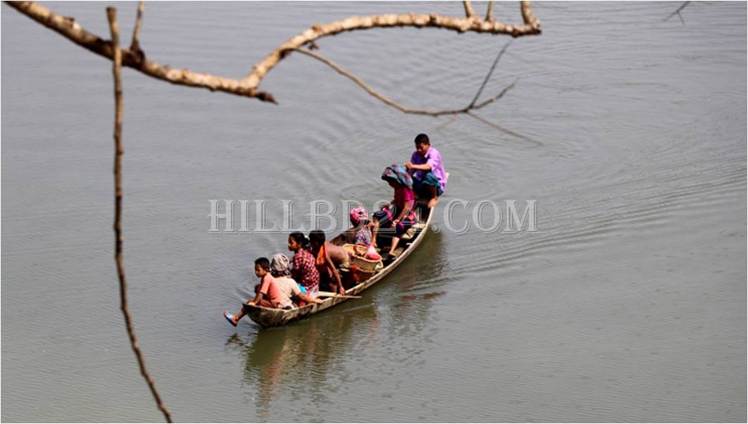 কাপ্তাই হ্রদে চলাচল।