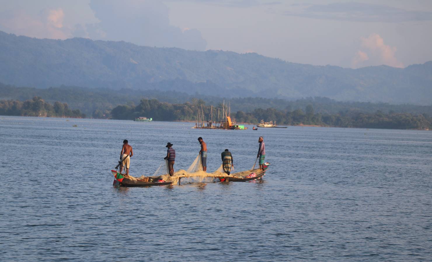 কাপ্তাই হ্রদে জেলেদের মাছ শিকার।