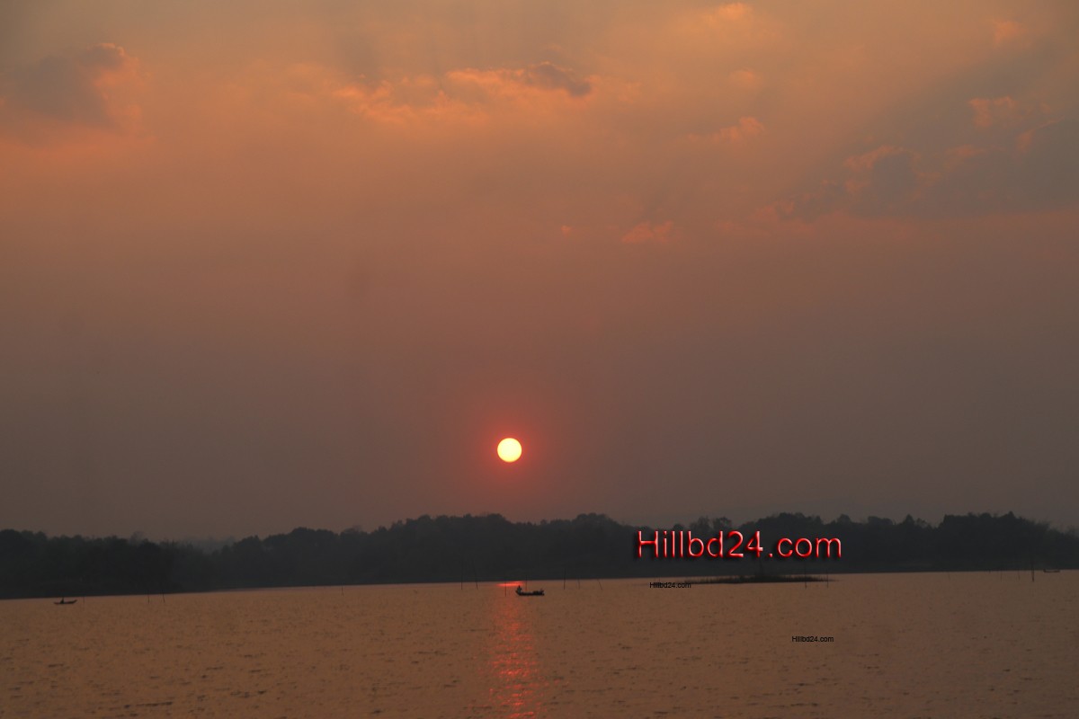 কাপ্তাই হ্রদে সূর্যাস্তের দৃশ্য।