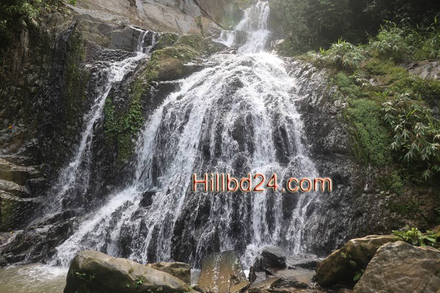 বিলাইছড়ি উপজেলার ন’হাবা ঝর্ণা।