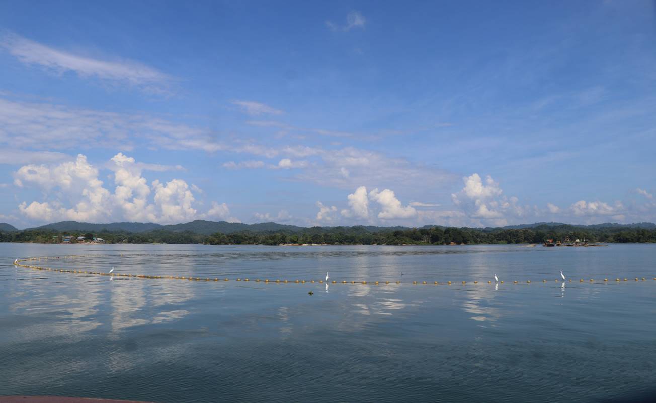 কাপ্তাই হ্রদে মাছ শিকার।