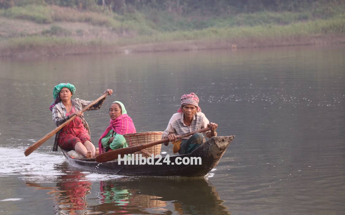 কাপ্তাই হ্রদে জীবনযাত্রা।