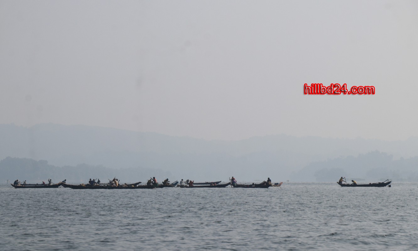 কাপ্তাই হ্রদে জেলেদের জীবন।