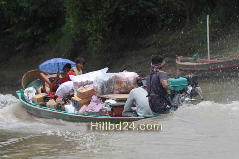 সীমান্ত ঠেগা নদীতে চলাচলের জীবনযাত্রা