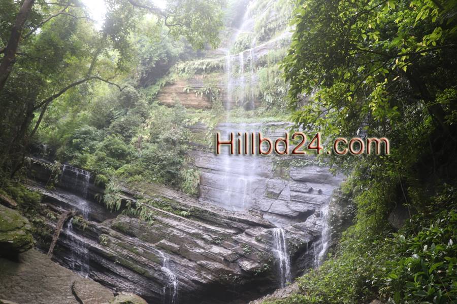 বিলাইছড়ি উপজেলার ধুপ্পেছড়া ঝর্ণা।