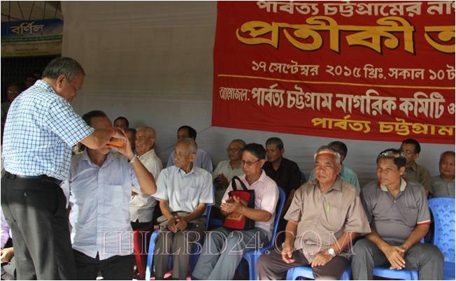 উষাতন তালুকদার এমপি অনশনরত পার্বত্য নাগরিক কমিটির সভাপতি গৌতম দেওয়ানকে জুস খাওয়ানোর মধ্য দিয়ে অনশন ভঙ্গ করাচ্ছেন।