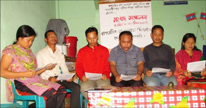 সংবাদ সন্মেলনে গণতান্ত্রিক যুবফোরামের নেতৃবৃন্দ।