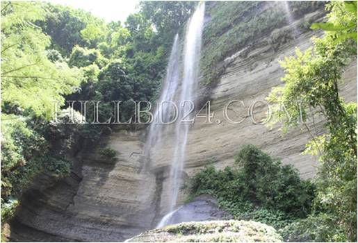 বর্ষায় শুভলং ঝর্না তার অাগের রুপে ফিরেছে।