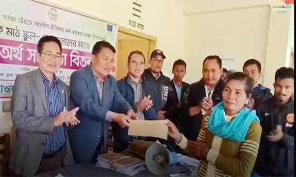 হিলফ্লাওয়ারে ফারুয়ায় ইউনিয়নবাসীর স্বালম্বী লক্ষে অর্থ বিতরণ